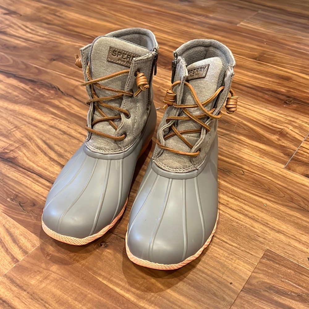 Sperry duck boots size 9